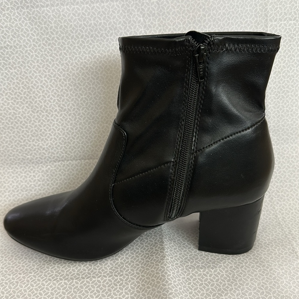 Sleek Black Ankle Boots with Chunky Heel - Picture 4 of 7